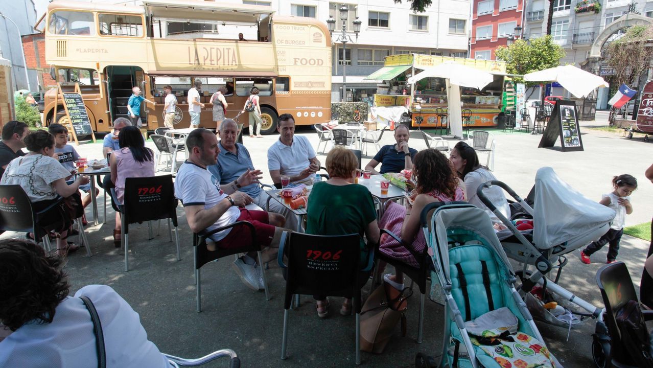 �LBUM: As� celebr� el Paradela su ascenso.Un momento de la votaci�n de las elecciones municipales el pasado d�a 26 en una de las mesas de Sarria