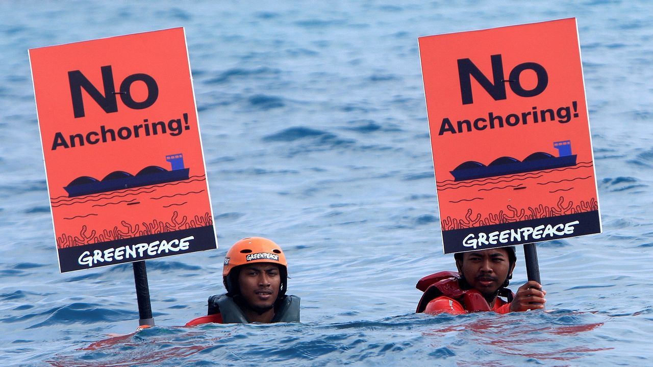 Tres aos para salvar el clima de la Tierra.Activistas de Greenpeace durante una protesta para salvar a los arrecifes de coral