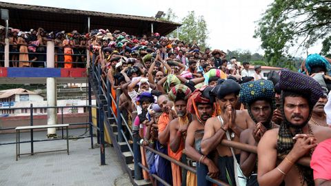 Cientos de devotos hindúes esperan para poder entrar en el templo de Sabarimala. 