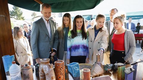 La familia real visita una muestra de artesanía este sábado en Arroes, una de las tres parroquias de Villaviciosa ganadoras del Premio al Pueblo Ejemplar del Principado este año.