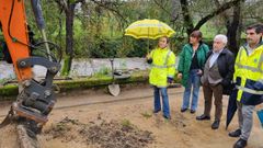 Ethel Vázquez (izquierda) visitó el inicio de las obras de la senda peatonal de Ourense
