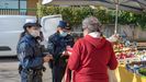 La policía urbana del municipio italiano de Seriati realiza controles anti-covid en uno de los momentos más duros de la pandemia