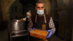 El padre Tito, en el comedor del convento de San Francisco, repartiendo comida a las personas en exclusin social 