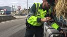 Un guardia civil examina el depsito de combustible de un camin dentro de la campaa especial de vigilancia del transporte