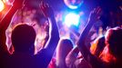 Imagen de gente en una discoteca