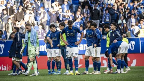 Los jugadores del Oviedo, tras el partido ante el Getafe