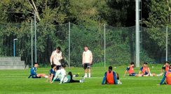 El nuevo entrenador del Oviedo, Luis Carrin, posa con una bufanda del club durante su presentacin oficial