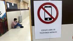 Pasillo de un instituto pontevedrés sobre se prohíbe el uso de móviles