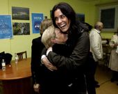 Una simpatizante abraza a Paula Prado durante un acto del PP ayer en Ribeira.