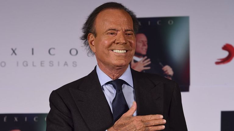 Vota y opina: ¿Debería el Ministerio de Cultura quitarle la Medalla de Bellas Artes a Julio Iglesias?