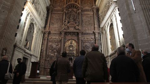 Los representantes de las instituciones que participaron en la firma visitaron la iglesia después del acto en la pinacoteca