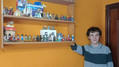 El ovetense Daniel D�az, con las figuras de Playmobil personalizadas