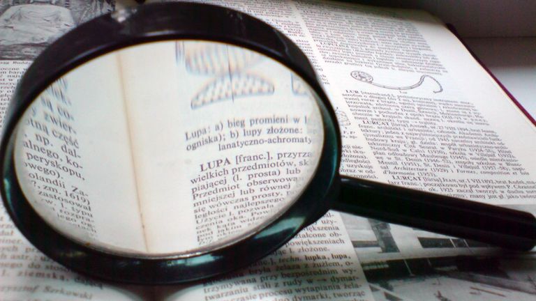 Anulan el contrato de la tarjeta de un híper de Vigo porque se necesita lupa para leer la letra