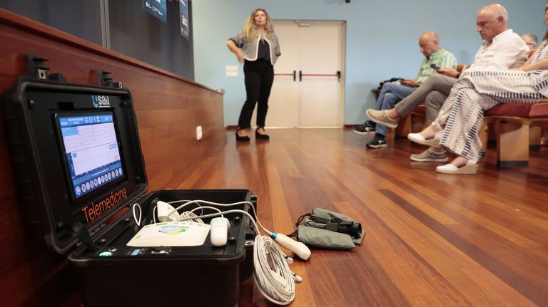 Presentan en Burela un nuevo maletín de telemedicina para consultas a bordo