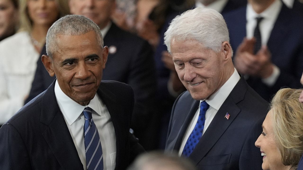 El expresidente Barack Obama, el expresidente Bill Clinton y la exsecretaria de Estado Hillary Clinton llegan al Capitolio de EE.UU. para la toma de posesi&oacute;n del presidente electo de EE.UU., Donald Trump