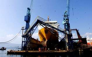 El comprador se compromete a asumir los cien operarios fijos de la plantilla actual del astillero