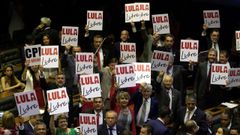 Diputados opositores sostienen carteles que dicen Lula libre, durante la apertura de la nueva legislatura en Brasilia