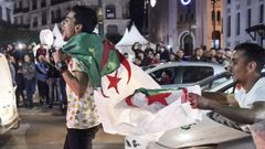 Los argelinos salieron a las calles de la capital a celebrar la decisin del presidente Buteflika
