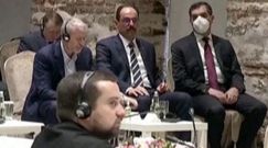 El magnate ruso Romn Abramvich (con traje azul y sin corbata), sentado entre los asesores que participan en las conversaciones de paz entre Rusia y Ucrania en Estambul.