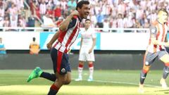 Oswaldo Alans celebra un gol con Chivas