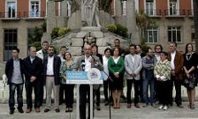 Jorquera intervino ayer con el resto de candidatos frente al monumento a Curros. <span lang= es-es >foto</span><span lang= es-es > GUSTAVO RIVAS</span>