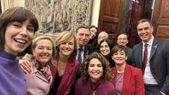 Sánchez posa con diez ministros socialistas en los pasillos del Congreso