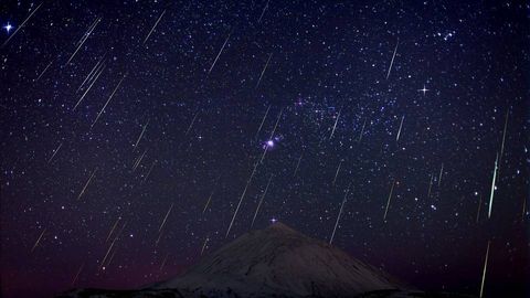 Lluvia de estrellas fugaces Gemnidas sobre el Teide.