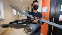El lucense Lucas Alaniz, con el prototipo de uno de sus drones