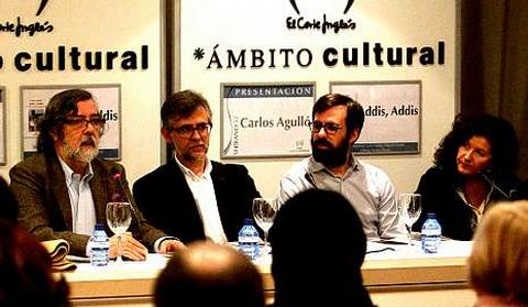 Ramón Pernas, Carlos Agulló, Miguel Llansó y Lola Huete, ayer en la presentación del libro «Addis Addis» en Madrid.