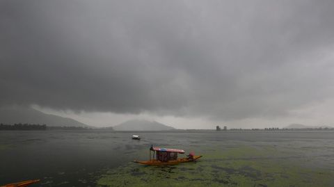 Un hombre navega con su shikara (una embarcacin tradicional india que se asemeja a una gndola) en el Lago de Dal, en Srinagar