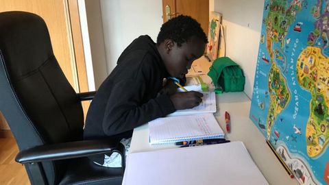 Un alumno de Primaria hace deberes y repasa lecciones en el escritorio de su habitación