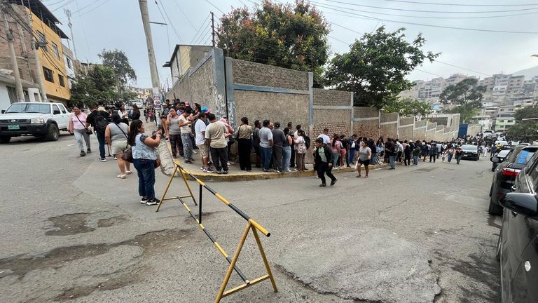 Fujimori gana la primera vuelta en unas elecciones que dejaron sin votar a 52.000 peruanos