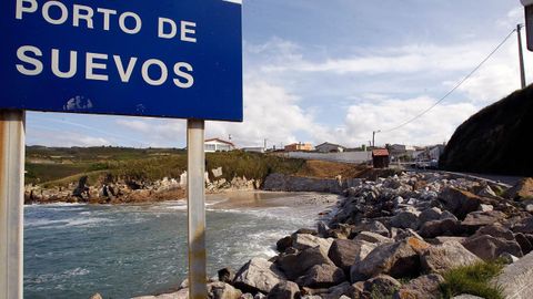 CALA DE SUEVOS (ARTEIXO). Junto al puerto, se encuentra esta pequea playa que solo frecuentan los vecinos de la zona. Carece de servicios. 