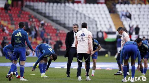 Los jugadores del Oviedo, con Almada en el centro, calientan antes del partido ante el Rayo