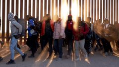 Un grupo de migrantes, en la frontera entre México y Arizona.