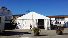 Montaje de la gran carpa que acoger� Mercabetanzos este fin de semana