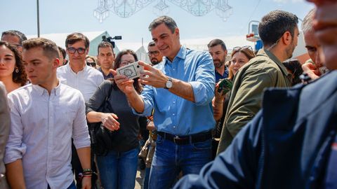 El presidente del Gobierno, Pedro Snchez, se hace una foto a su llegada a la Feria de Abril de Barcelona