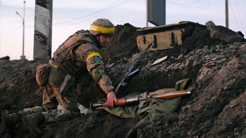Soldado ucraniano en la ciudad de Kharkiv, atacada por Rusia