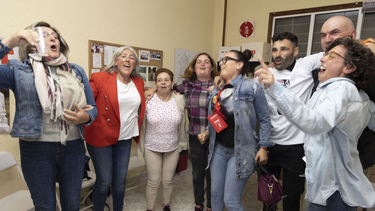 Marisol Morandeira, segunda por la izquierda, celebrando el domingo los resultados en la sede del PSOE con compaeros de candidatura.