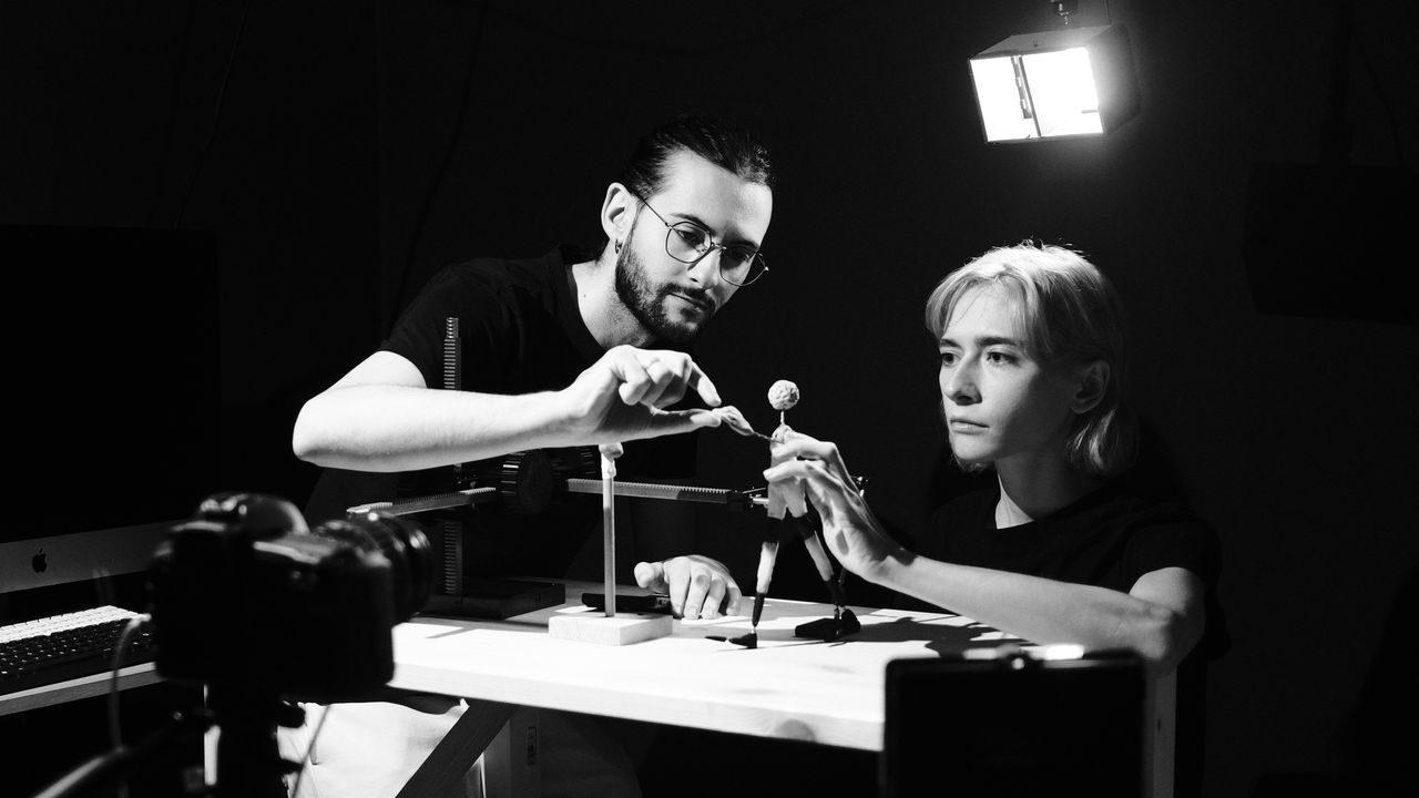 Falamos co fundador de Dygra Films sobre os Premios Fouci�o e o impacto da intelixencia artificial na animaci�n galega.Abel y Polina, en su estudio dom�stico de animaci�n en A Estrada