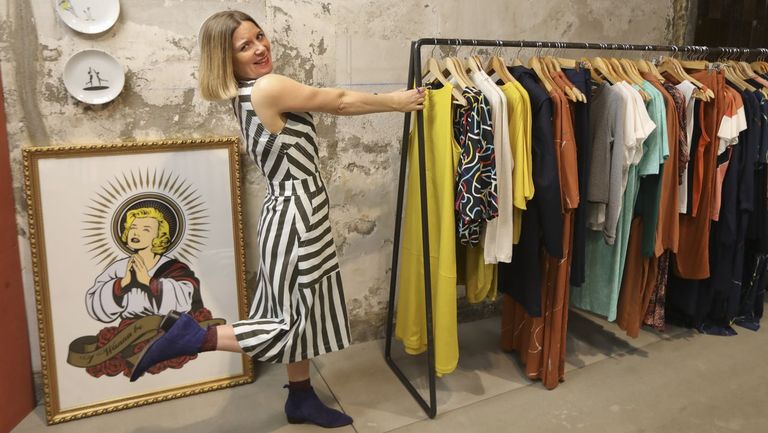 Más que una tienda de ropa. El negocio del Hórreo atrae al público con prendas de identidad marcada y con un local que conservó su esencia. «Levamos aquí desde o 2017 pero parece como se o espazo nos representase desde antes», enfatiza Eva
Sánchez.