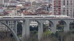 Tren AVE entrando a Ourense, en imagen de archivo.