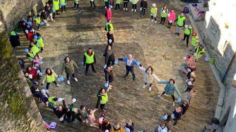 El CEIP San Ramón de Moeche realizó un símbolo de la paz humano.