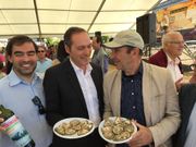 ...Manqui�a junto a las autoridades