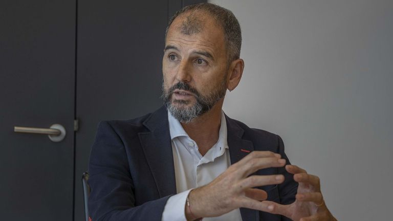 <span lang="gl">Luis León: «Temos que competir polos médicos con outras comunidades e coa privada»</span>