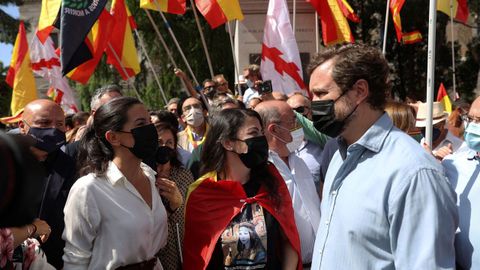 Los diputados de Vox, Macarena Olona e Iván Espinosa de los Monteros conversan con la presidente de la formación verde en la Comunidad de Madrid, Rocío Monasterio