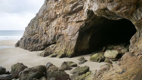 Los usuarior advierten que la cueva de Fonforrón solo es accesible con la marea baja.