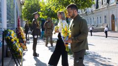 El presidente de Ucrania, Volodimir Zelenski, recuerda a los caídos en el conflicto con Rusia