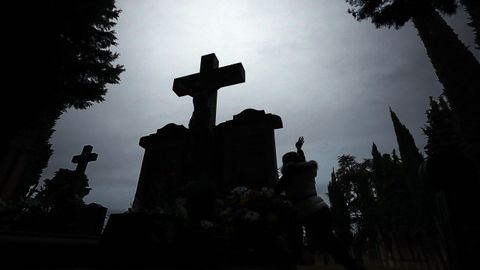 Panteones en un cementerio de Pamplona, en la víspera del Día de Todos los Santos