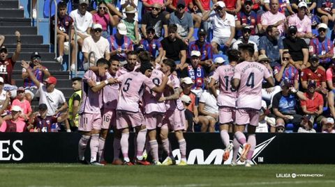 Los jugadores del Oviedo celebran uno de los goles al Eldense